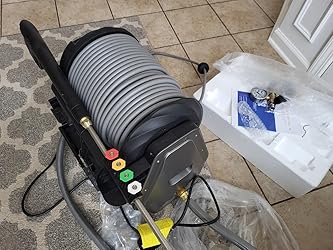 Foto real da mangueira retrátil instalada perto do jardim